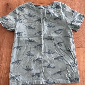 Boys green dinosaur tshirt. H&M size 6x/7. Excellent condition- like new.